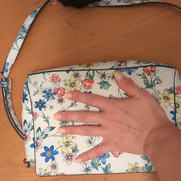 Guess purse - Picture 4 of 4